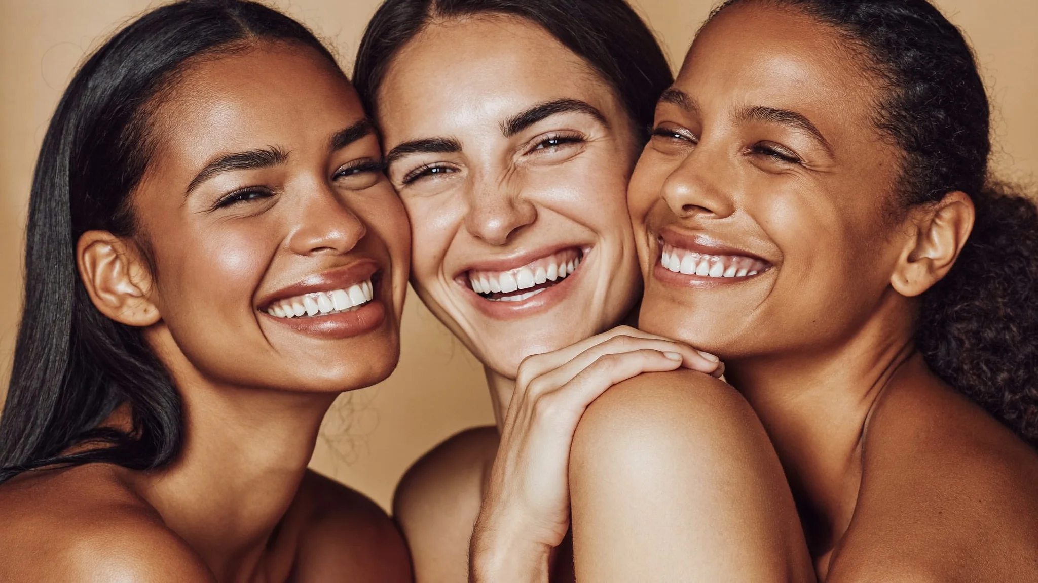 Tres mujeres sonriendo